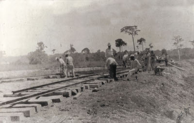 Construcción de los rieles del Ferrocarril de la Troco. Barrancabermeja - El Centro, 1922/1927.